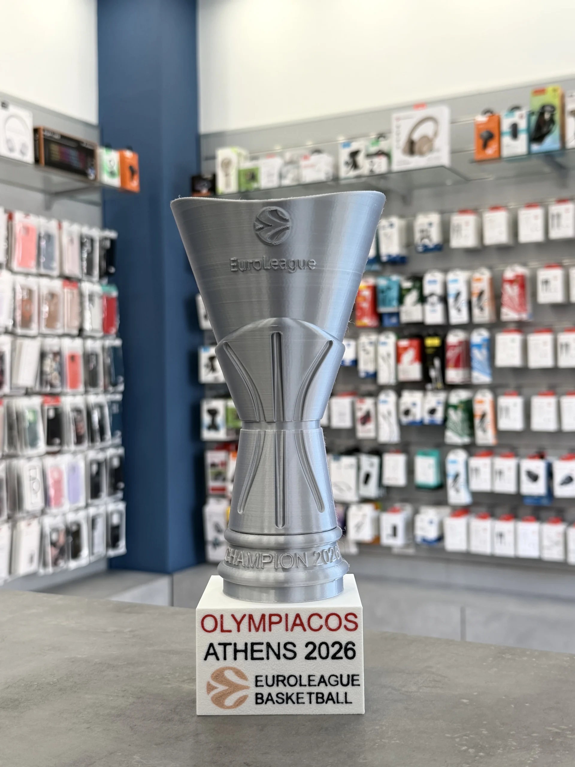 Κύπελλο Euroleague Olympiacos BC 2026 Replica με άσπρη βάση